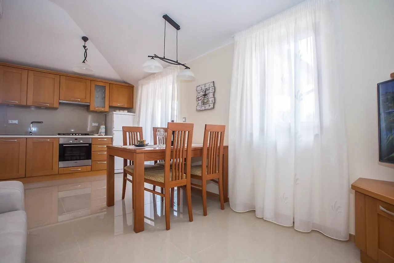 Apartment Stanko Vrvari 3*,